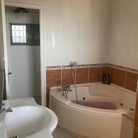 Dom wakacyjny Panoramique Avec Piscine, Mas-fumats, Roses, Espagne Roses